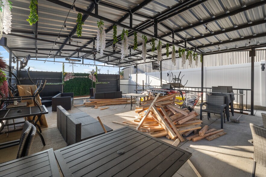 More Photos Of 9937 Commerce Ave, Tujunga Freestanding For Sale