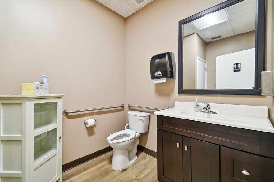 More Photos Of 6740 Crosswinds Dr, Saint Petersburg Coworking Space