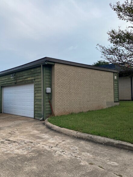 More Photos Of 9400 Village Green Dr, Shreveport Office For Lease