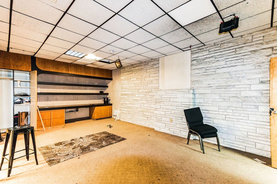 More Photos Of 200 W 4th St, Plainfield Light Distribution For Lease