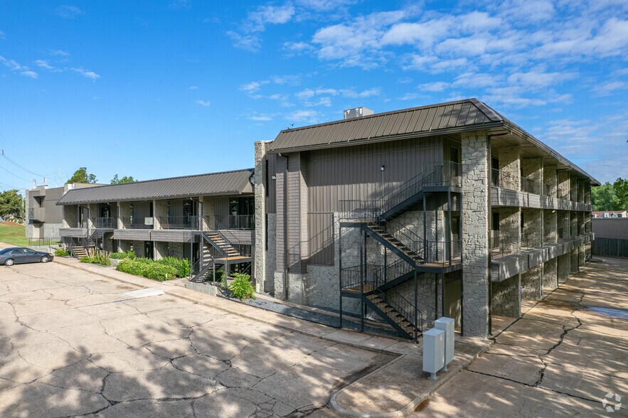 More Photos Of 7901 NE 10th St, Midwest City Office For Sale