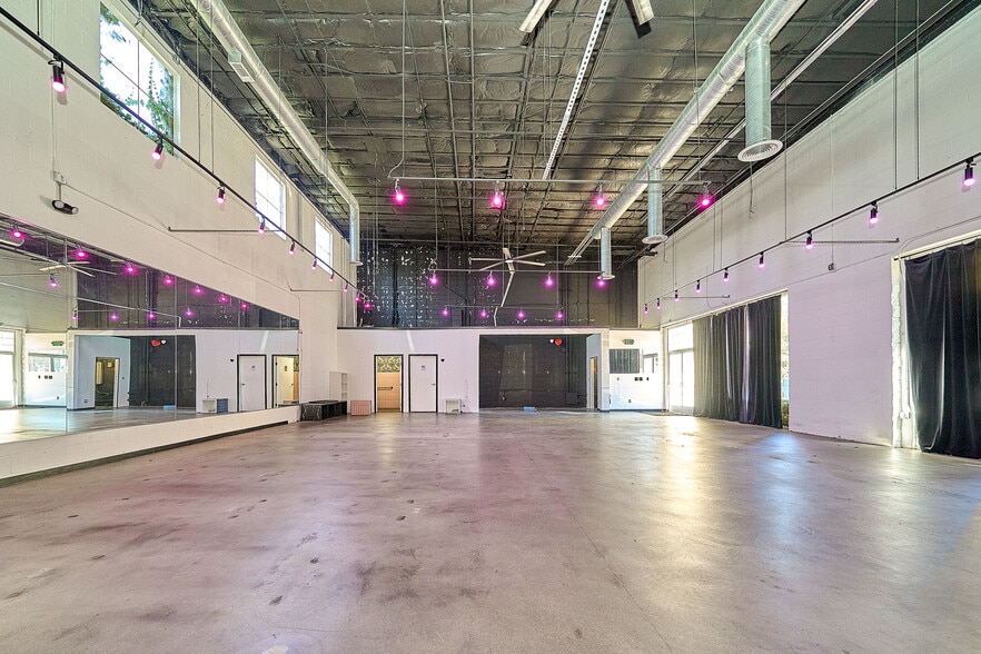 More Photos Of 11555-11561 Ventura Blvd, Studio City Storefront For Lease