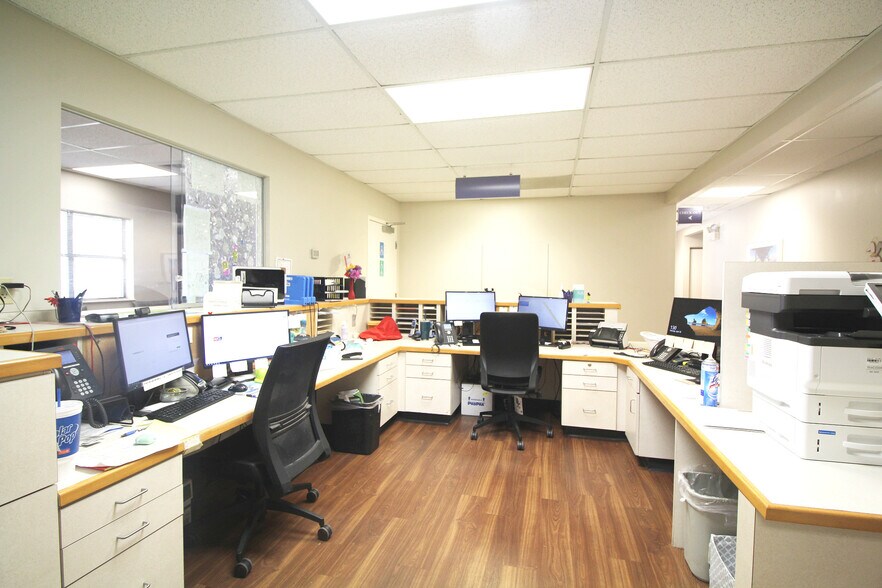 More Photos Of 2233 Park Ave, Orange Park Office For Sale