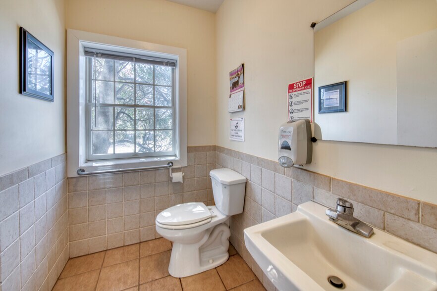 More Photos Of 349 Meeting House Ln, Southampton Healthcare For Lease