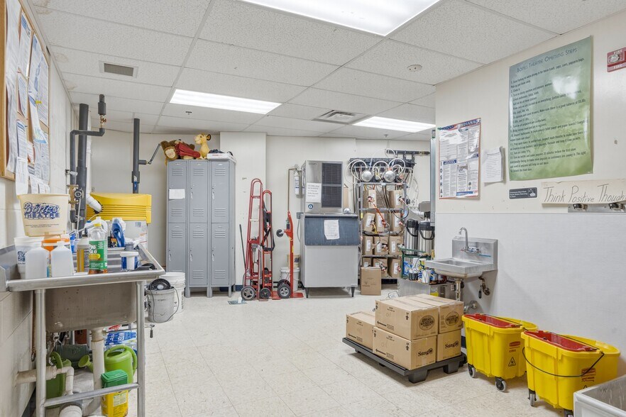 More Photos Of 655 N Opportunity Dr, Columbia City Movie Radio TVStudio For Sale