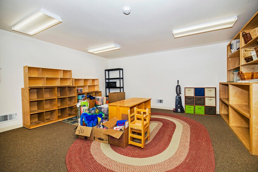 More Photos Of 137 McGhee Rd, Kootenai Storefront Retail Office For Sale
