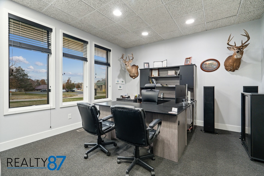 More Photos Of 3900 River Ridge Dr NE, Cedar Rapids Office For Lease