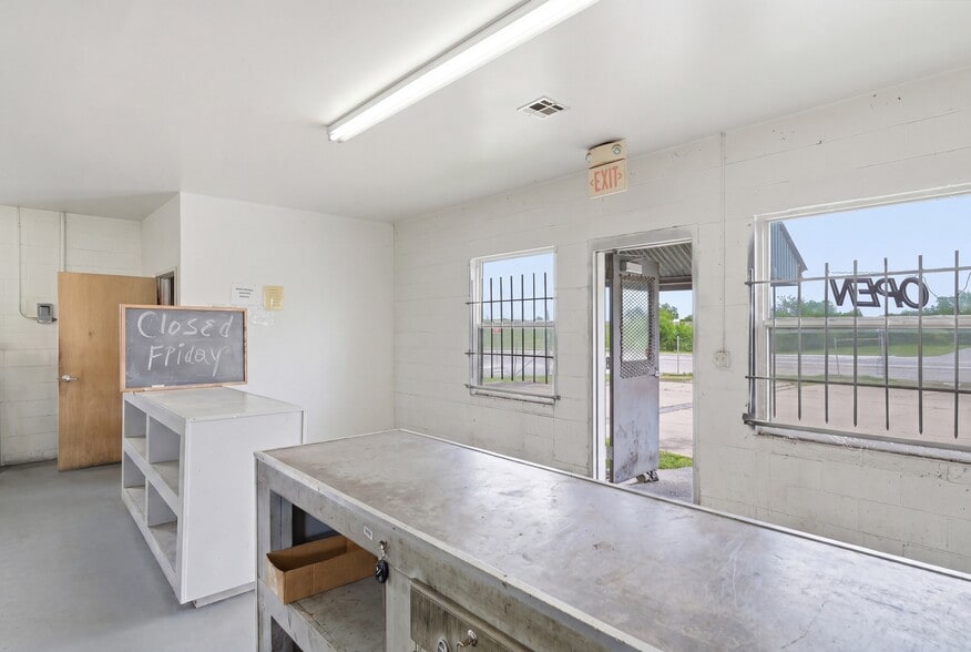 More Photos Of 2604 E Apache St, Tulsa Auto Repair For Sale