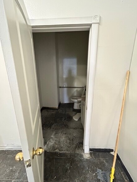 More Photos Of 1137-1149 W Avenue I, Lancaster Storefront Retail Office For Lease