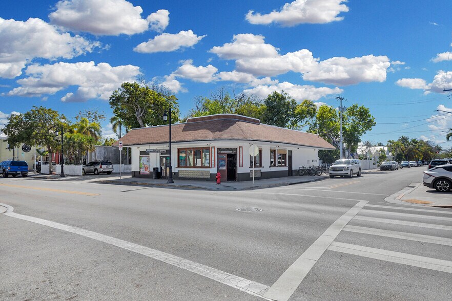 More Photos Of 1000-1006 Truman Ave, Key West Bar For Sale