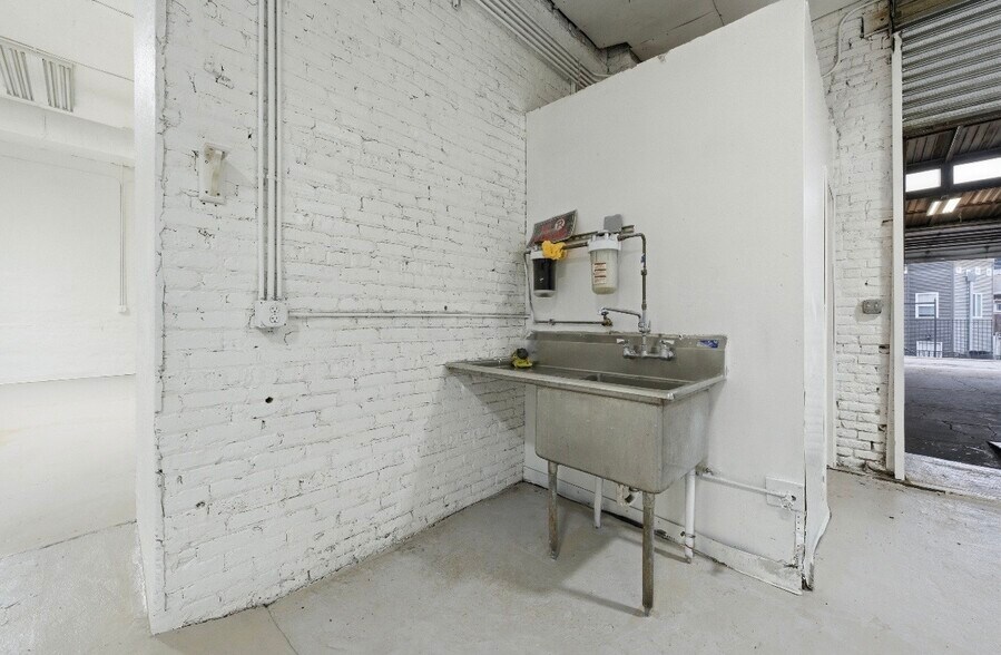 More Photos Of 2290-2292 S Blue Island Ave, Chicago Warehouse For Lease