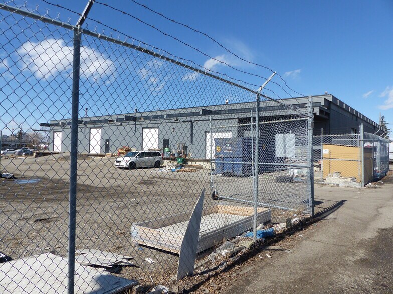 More Photos Of 423-427 58th Ave SE, Calgary Showroom For Lease