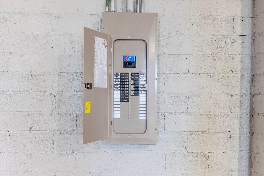 More Photos Of 2301 N Main St, Paris Freestanding For Sale