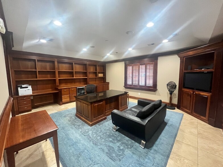 More Photos Of 565 N Birdneck Rd, Virginia Beach Flex For Lease