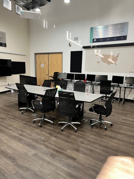 More Photos Of 1437 W Auto Dr, Tempe Showroom For Lease