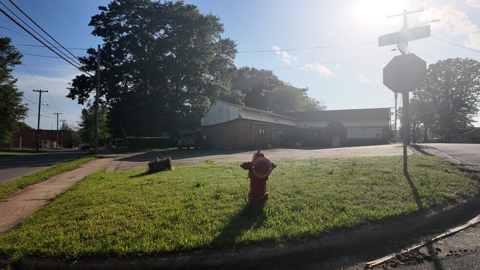 More Photos Of 711 Buffalo St, Shelby Flex For Sale