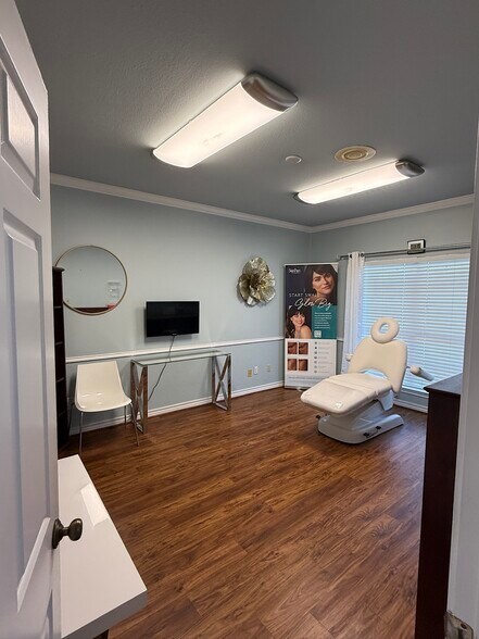 More Photos Of 600 S Harbor Ct, Granbury Office For Lease