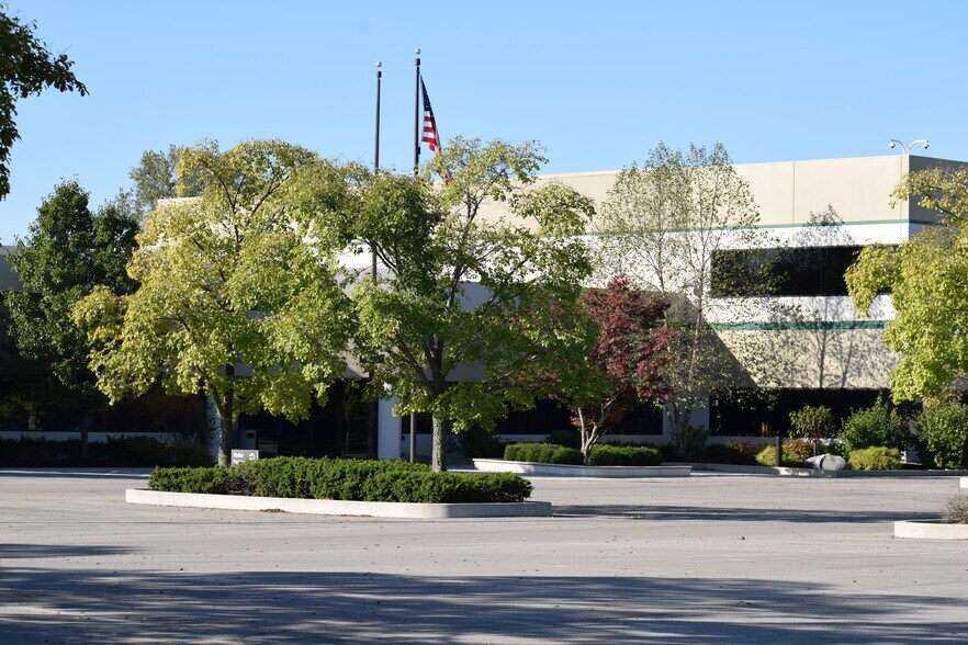 More Photos Of 1 Hunter Pl, Bellefontaine Distribution For Lease