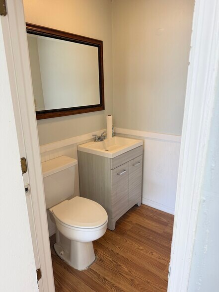 More Photos Of 2522 Capital Cir NE, Tallahassee General Retail For Sale