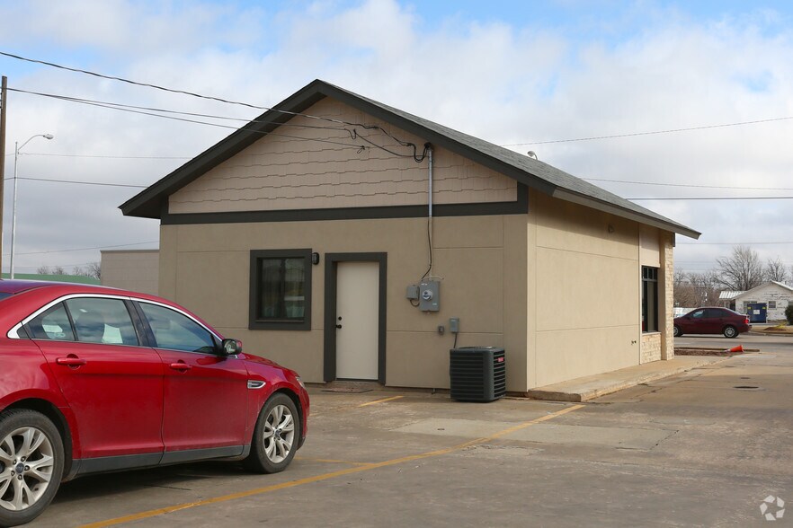 More Photos Of 1102 S 4th St, Chickasha Freestanding For Lease