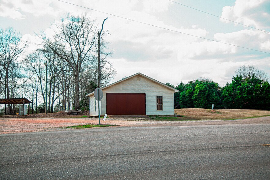 More Photos Of 2777 Hwy 83, Evergreen Service Station For Sale