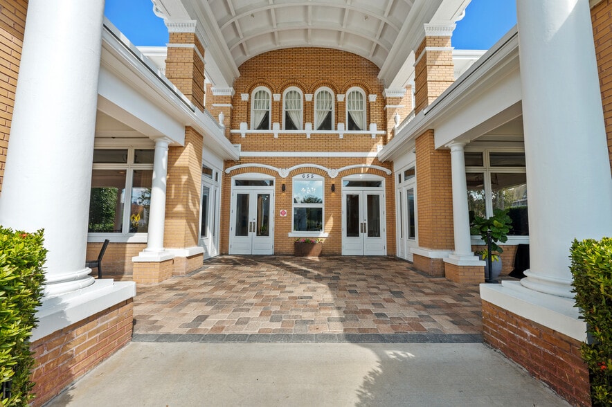 More Photos Of 655 2nd Ave S, Saint Petersburg Restaurant For Sale