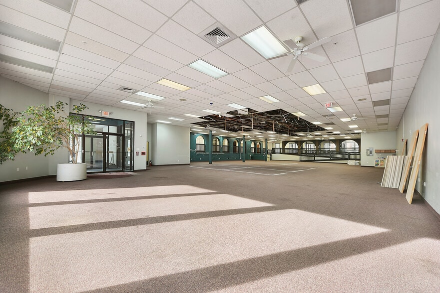 More Photos Of 4749 Baum Blvd, Pittsburgh Showroom For Lease