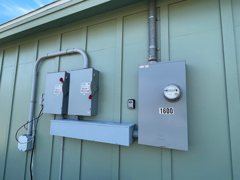 More Photos Of 1600 3rd Ave, La Marque Service For Lease