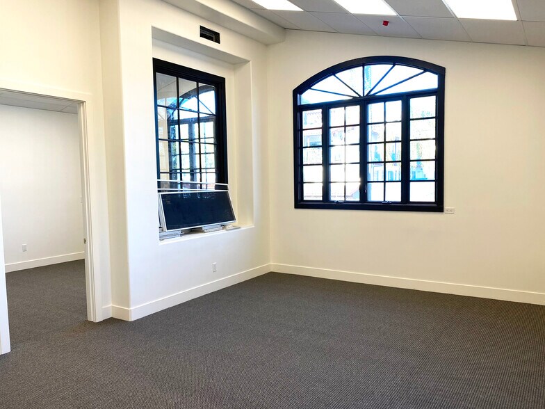 More Photos Of 1525 State St, Santa Barbara Serviced Offices For Sale