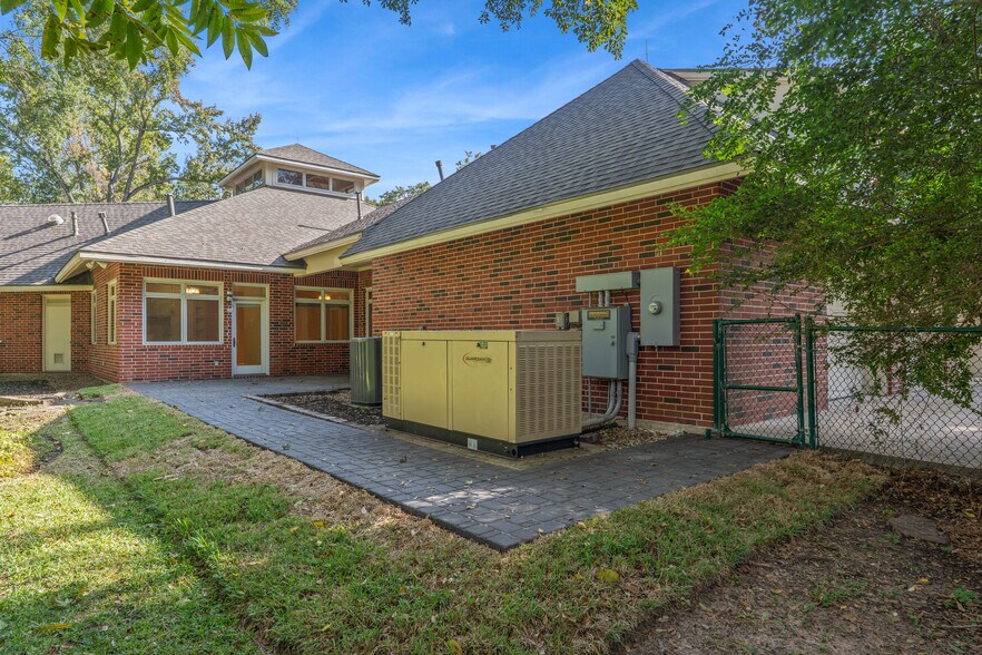 More Photos Of 16621 Hereford Dr, Tomball Flex For Sale