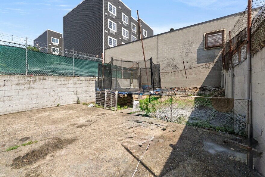 More Photos Of 204 Parkhurst St, Newark Apartments For Sale