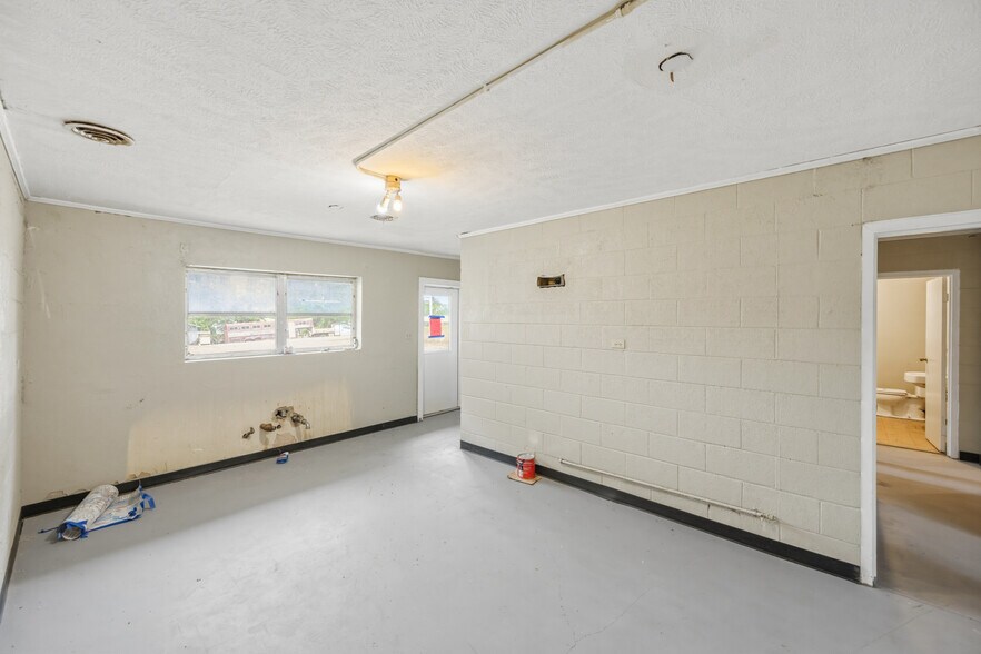 More Photos Of 105 Kentucky Ave S, Parsons Light Distribution For Sale
