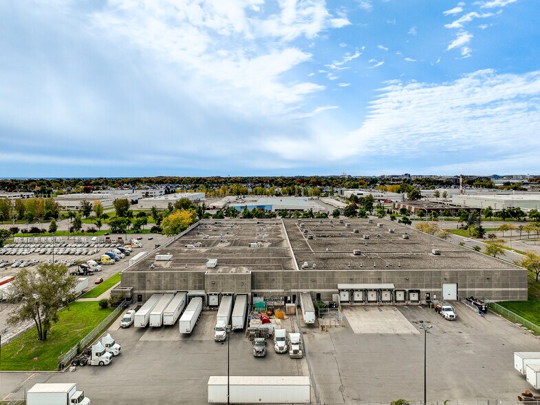 More Photos Of 2001 Boul Des Sources, Pointe-claire Warehouse For Lease