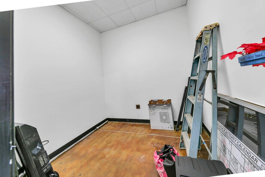 More Photos Of 2500 S Ferdon Blvd, Crestview Storefront For Lease