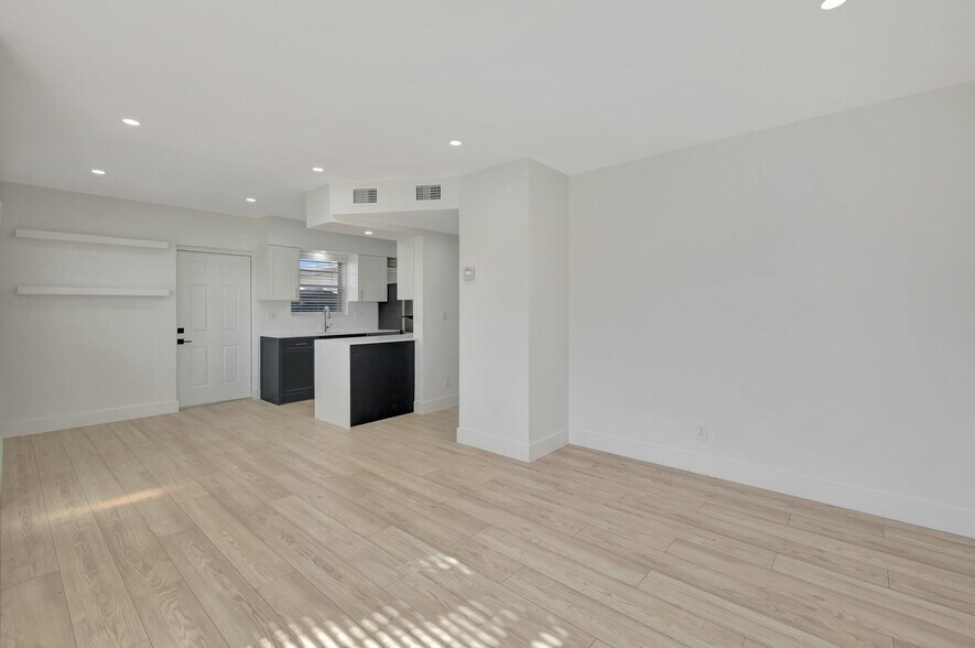 More Photos Of 323 De Carie St, Delray Beach Apartments For Sale