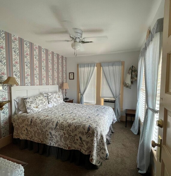 More Photos Of 100 E Washington St, Mountain View Hospitality For Sale