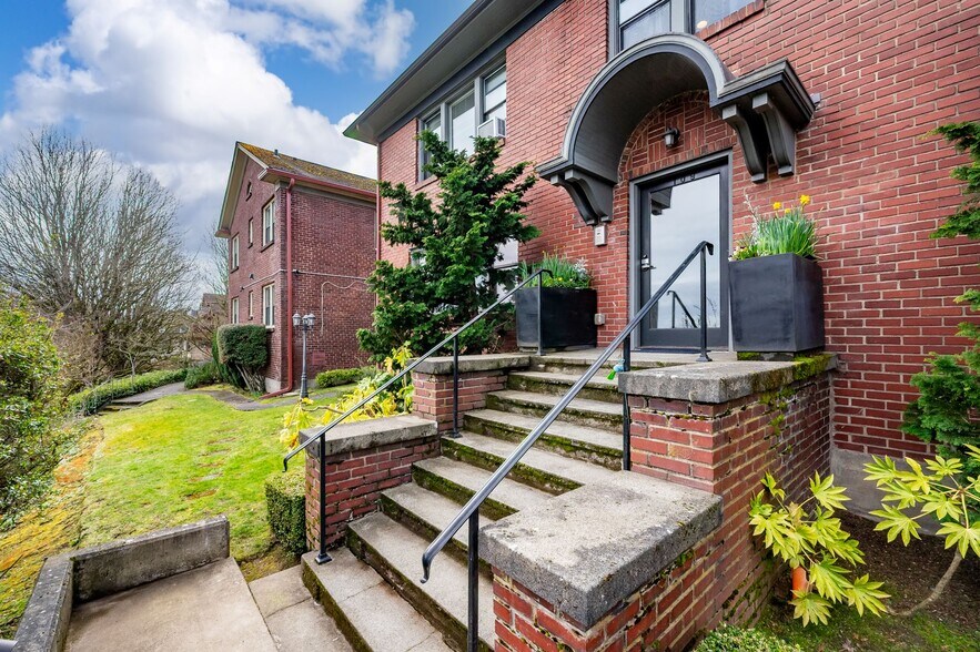 More Photos Of 109-115 30th Ave, Seattle Apartments For Sale