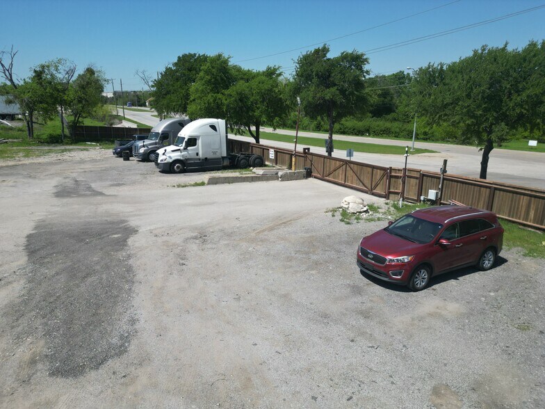 More Photos Of 4050 Telephone Rd, Dallas Warehouse For Lease