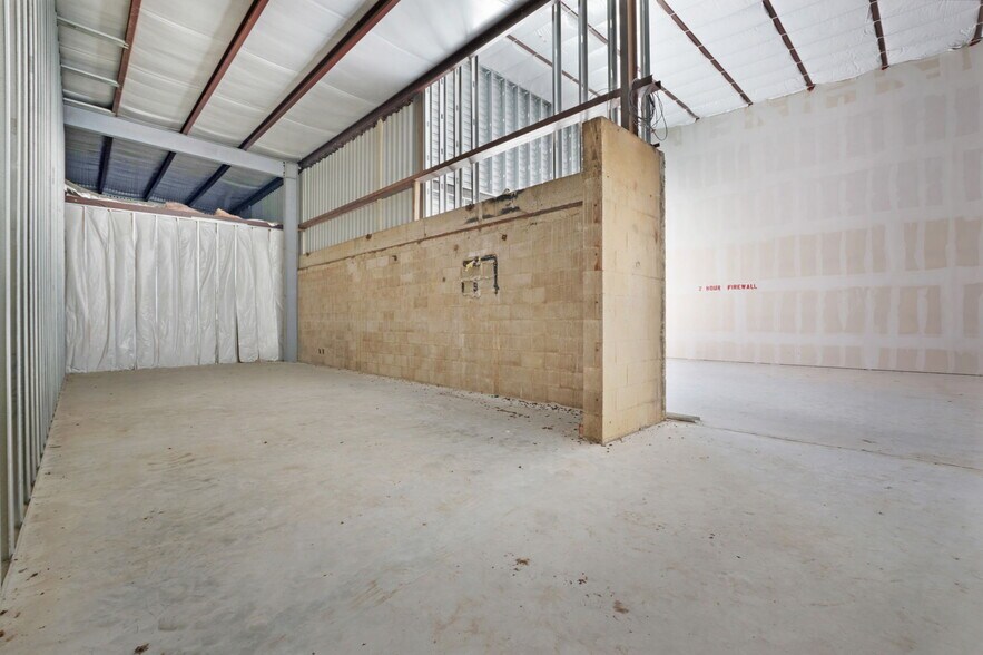 More Photos Of 1009 E 4th St, Lampasas Storefront For Lease