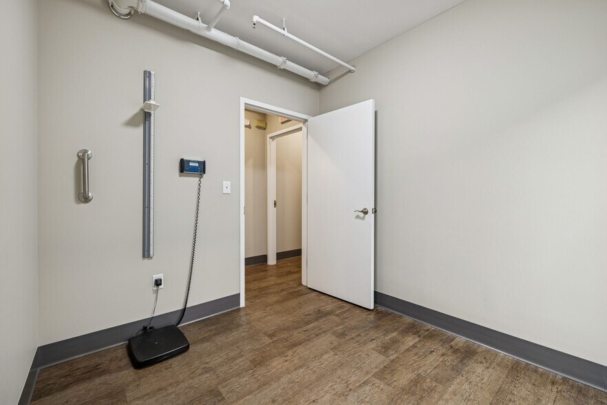 More Photos Of 1832 Memorial Dr, Clarksville Medical For Lease