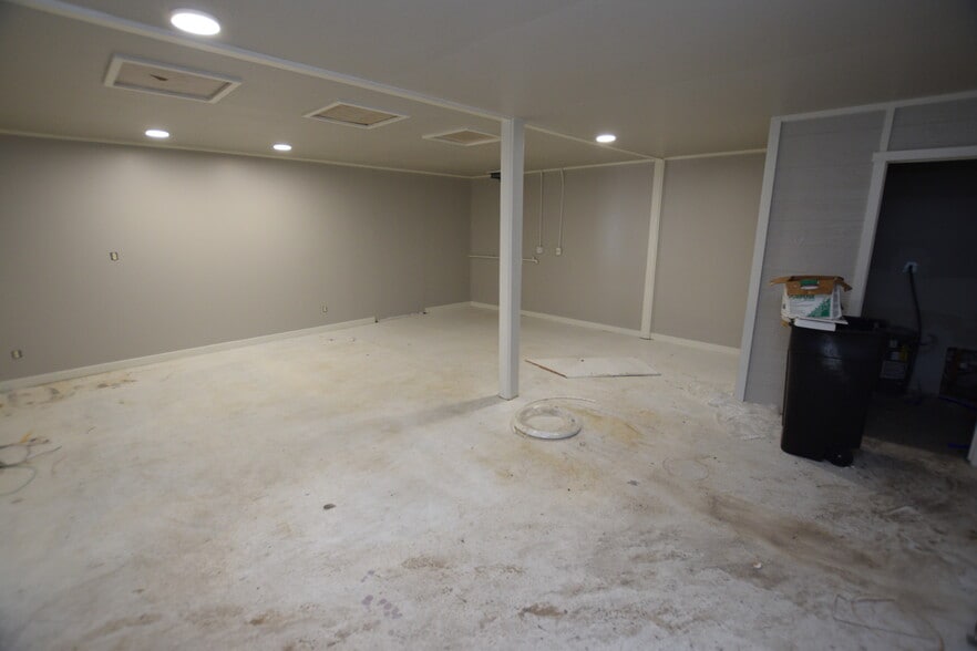 More Photos Of 2175 W Choctaw St, Tahlequah Light Distribution For Sale