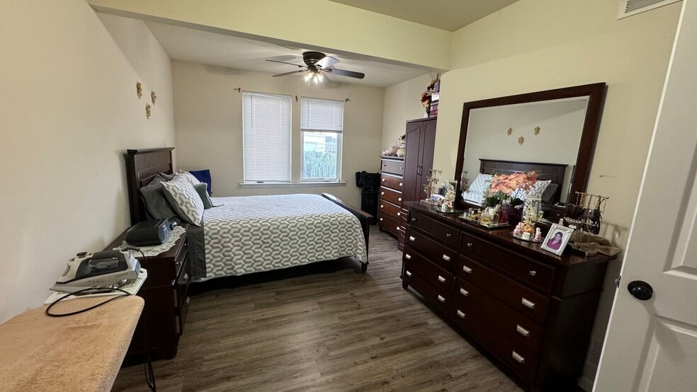 More Photos Of 550 S Main St, Nazareth General Retail For Sale