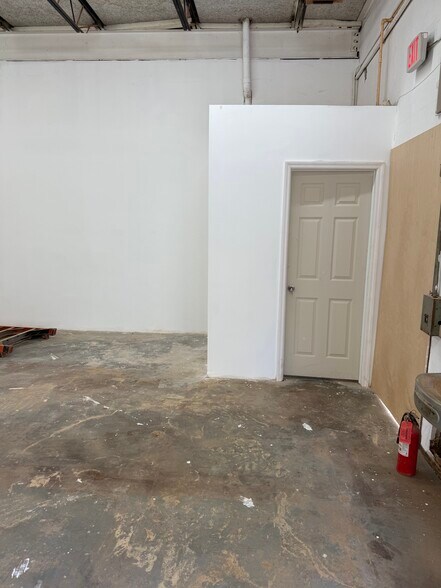 More Photos Of 279-281 SW 33rd St, Fort Lauderdale Warehouse For Lease