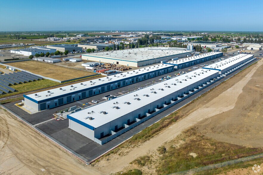 More Photos Of 325-355 S Schnoor Ave, Madera Warehouse For Lease