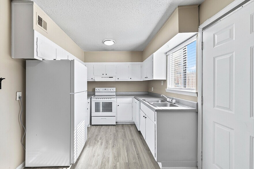 More Photos Of 856 Park Brook Trl, Birmingham Apartments For Sale