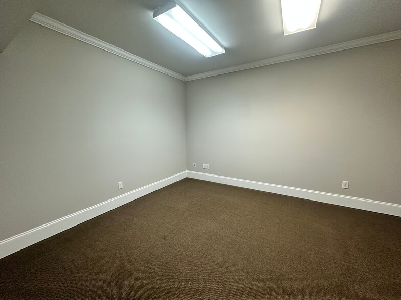 More Photos Of 327 Dahlonega St, Cumming Medical For Sale