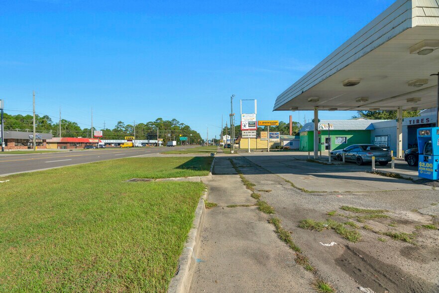 More Photos Of 420 W General Screven Way, Hinesville Service Station For Sale