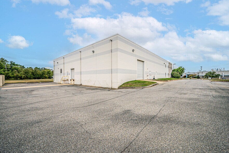 More Photos Of 40 McCullough Dr, New Castle Light Manufacturing For Lease