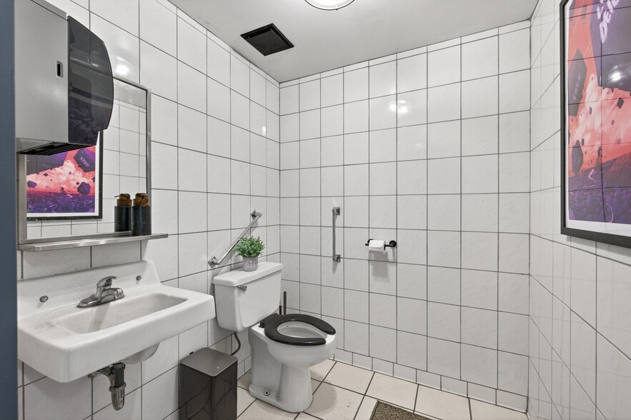 More Photos Of 1040 Dakota Dr, Mendota Heights Freestanding For Sale