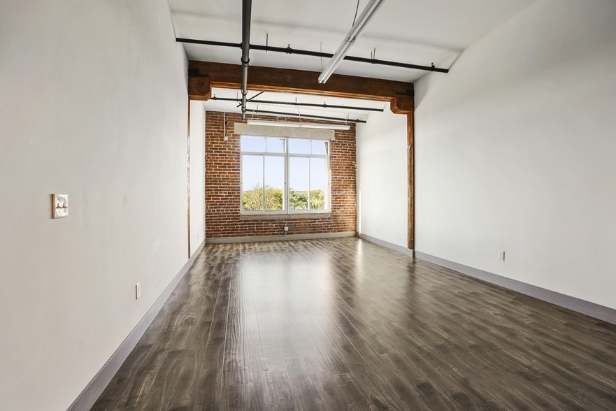 More Photos Of 2190 E 14th St, Los Angeles Flex For Lease